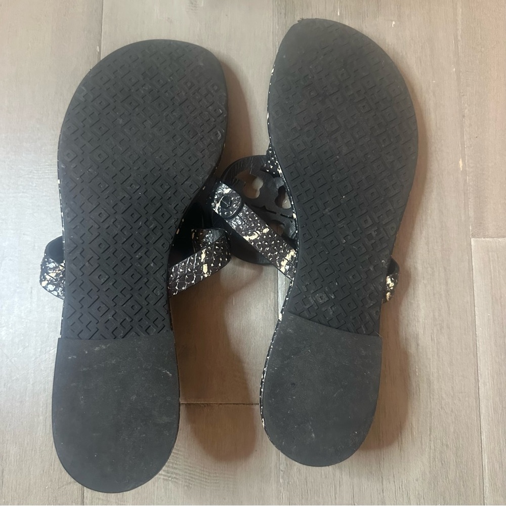 Tory Burch embossed snake sandals Cream/black
Women’s 9 - Picture 8 of 10